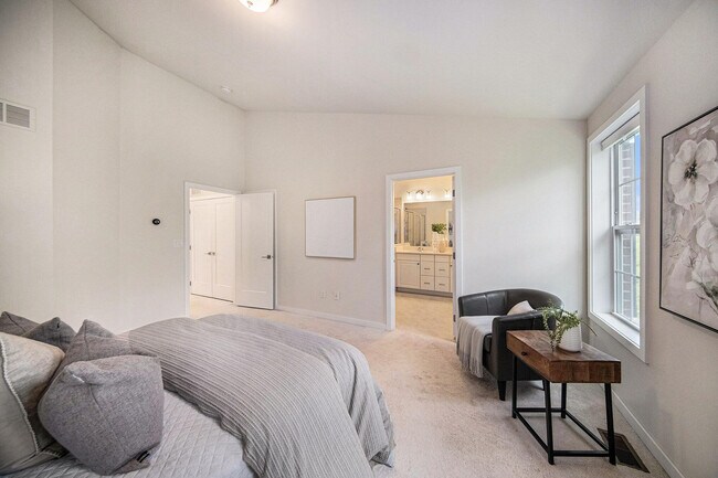 Building Photo - 2856 Ridington Rd