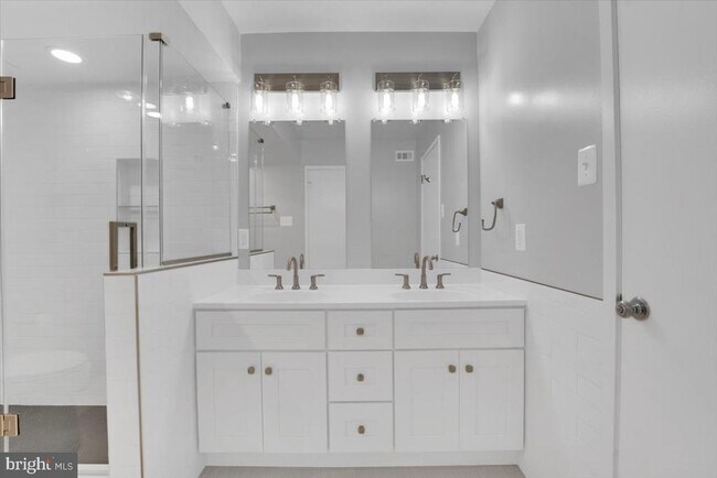 Building Photo - 309 Yoakum Pkwy