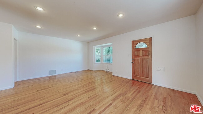 Building Photo - 1107 S Bundy Dr