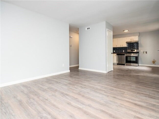 Building Photo - P1-7000 Circle South Road Austin, TX 78745