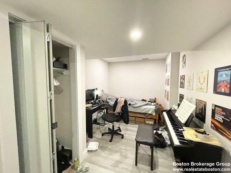 Building Photo - 27 Iroquois St