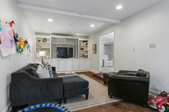 Building Photo - 5 bedroom 3 bathroom with over 3,500 square feet in East Memphis near Walnut Grove and Perkins