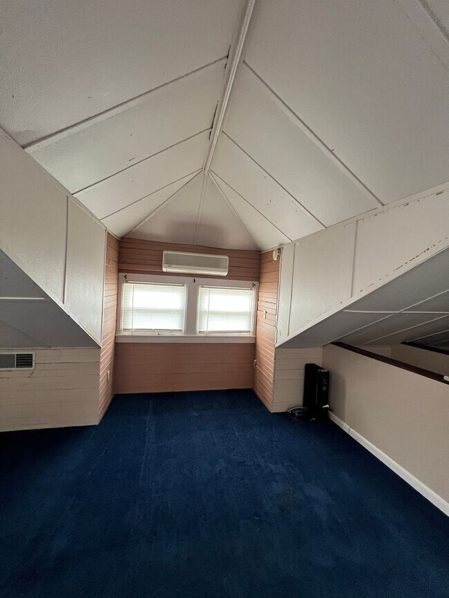 Building Photo - 3 Bedroom Apartment Available w/ 2 car garage