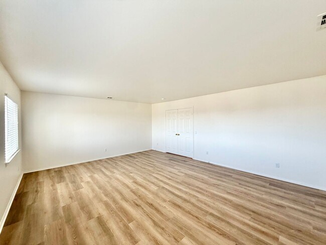 Building Photo - Spacious 3 Bedroom Home with Loft, Large Backyard & 2 Car Garage
