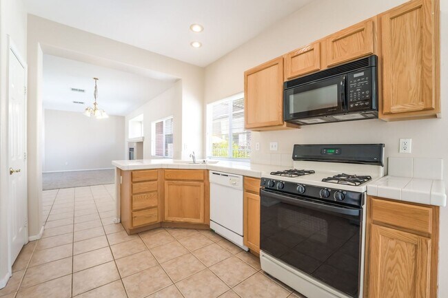 Building Photo - Beautiful Single Story Home with 3 Bedroom...