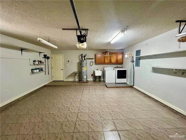 Building Photo - 1006 Lake View Dr