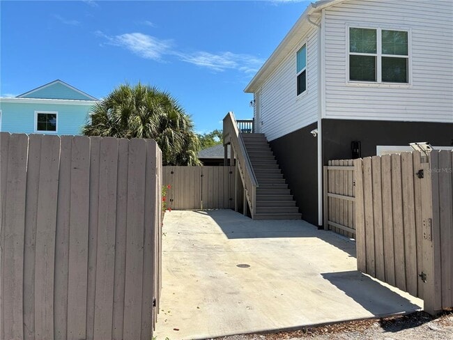Building Photo - 2651 Bayside Dr S