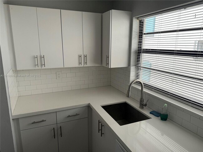 Building Photo - 7915 Harding Ave