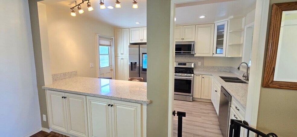 Building Photo - 3244 Hackett Ave