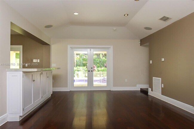 Building Photo - 1400 Alberca St