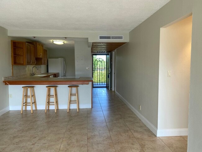 Building Photo - 4 Royal Palm Way