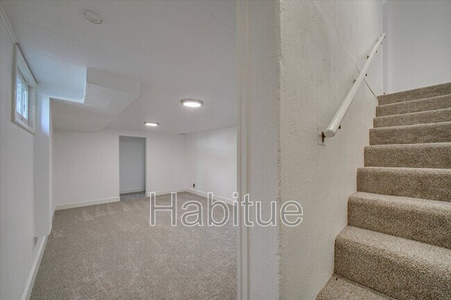 Building Photo - 414 S Pond St