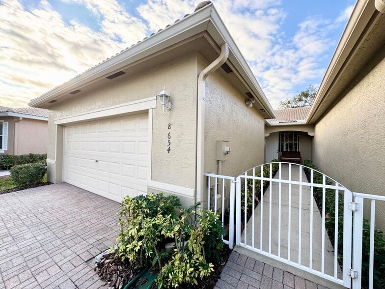 Building Photo - 8654 Lineyard Cay-