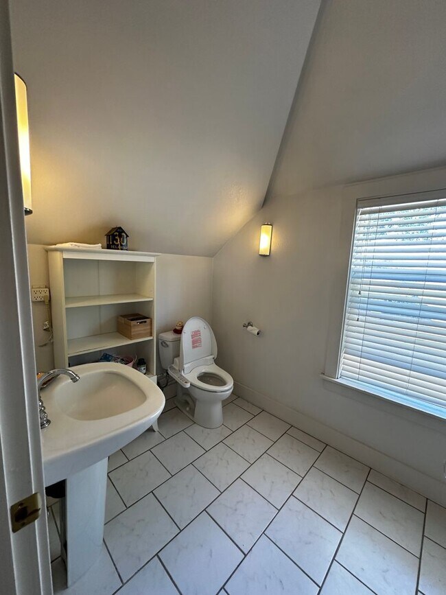 Building Photo - WestMoreland Gem! Portland Original, Huge deck, great backyard pets ok!