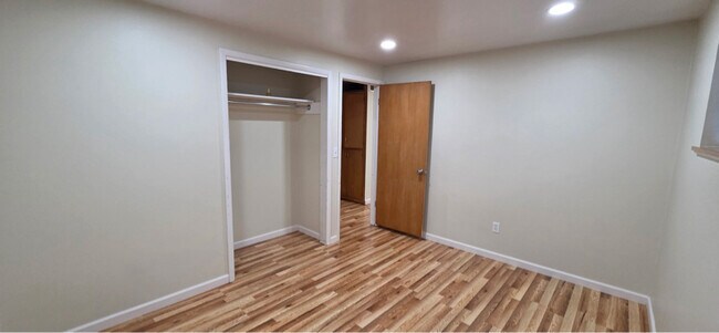 Building Photo - 804 W Cherry Ave