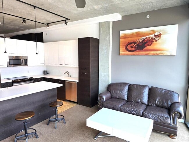 Building Photo - 851 W Front St