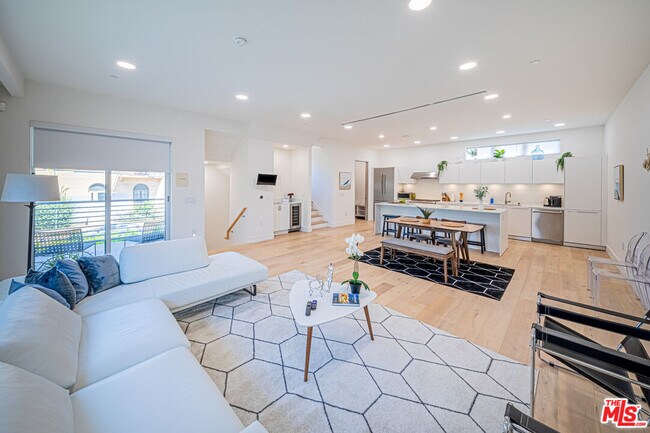 Building Photo - 6142 1/2 Lexington Ave