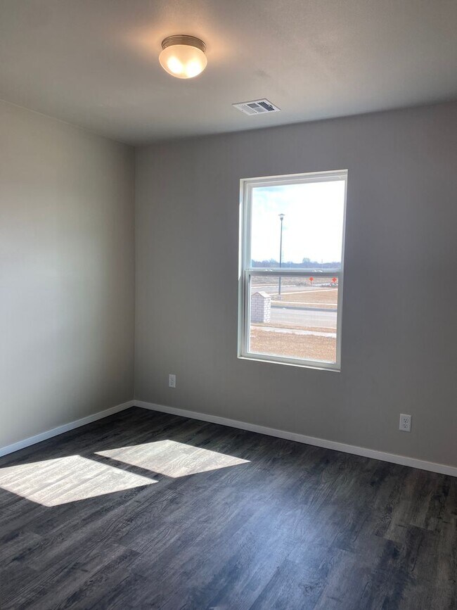 Building Photo - Your Next Home Awaits! Pre-Leasing This 3-Bedroom, 2-Bath Home with a Wooden Privacy Fence in Che...