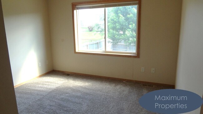 Building Photo - SPACIOUS FOUR BEDROOM HOUSE, WITH LOTS OF AMENITITES AND A GREAT LOCATION!!!