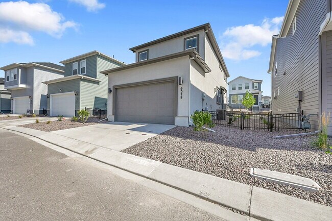 Building Photo - $2,495.00, 3 bed,2.5 bath located in Color...