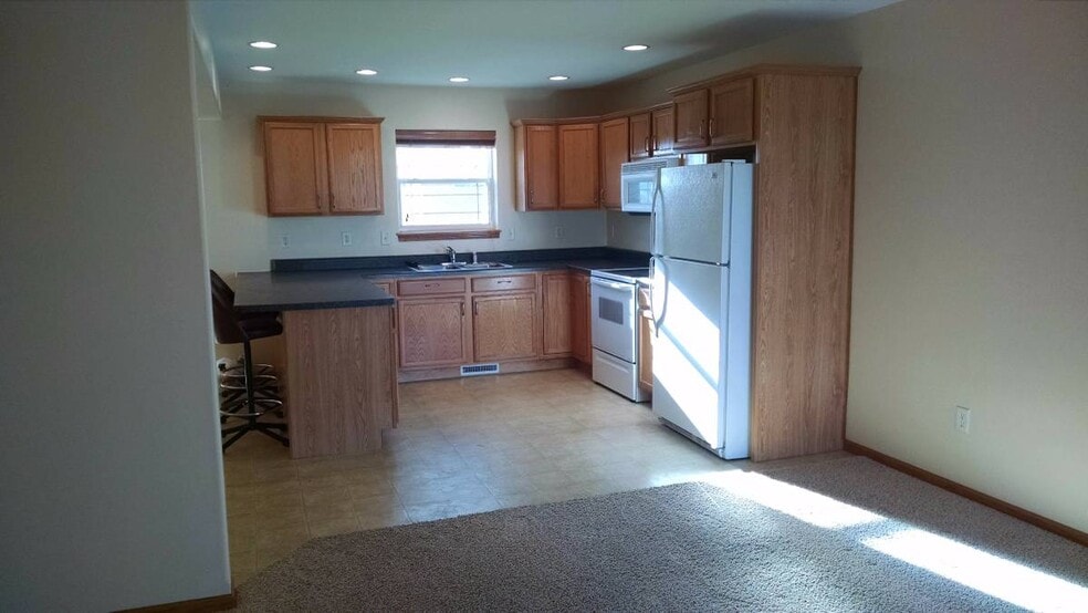 Refrigerator, stove/oven, dishwasher, microwave, garbage disposal - 1992 50th Street