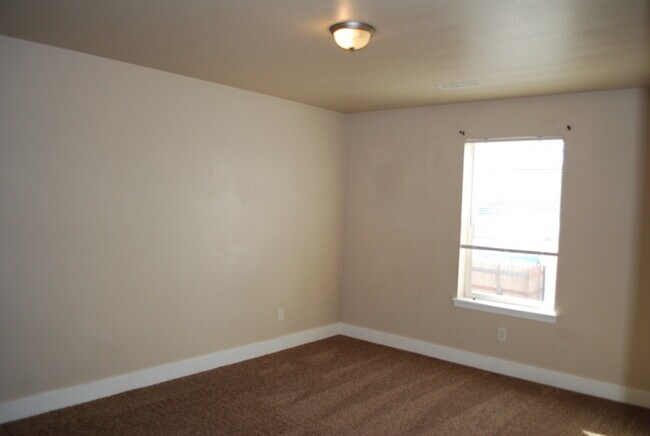 Building Photo - 3 bed Condo in Central Meridian!