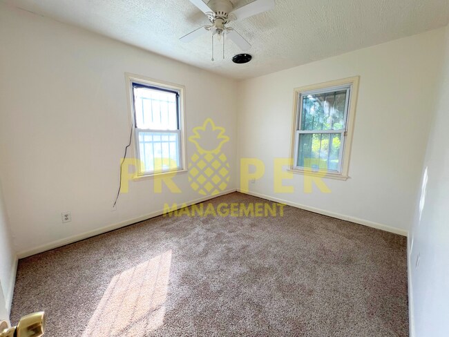 Building Photo - 2 bedrooms 1 bathroom house