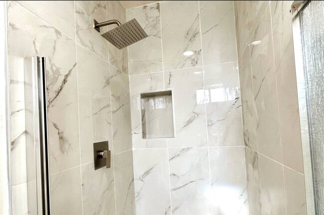 Building Photo - 425 Lewis Pl