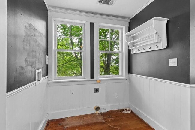 Building Photo - Unique, Charming and Spacious Fayetteville Home!