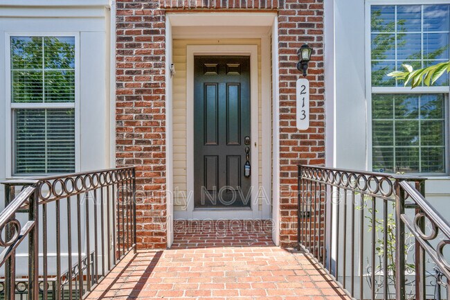 Building Photo - 213 Apricot St