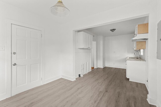 Building Photo - Newly Renovated 3 Bedroom 2 Bath Home Avai...