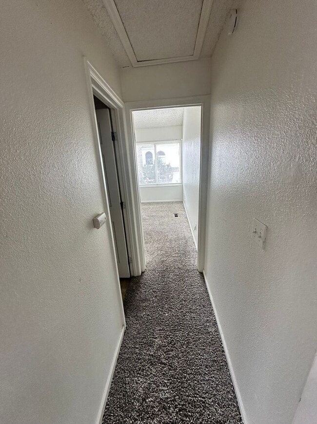 Building Photo - Spacious 3 Bed, 2 Full Bath Townhome near the Highline Canel!