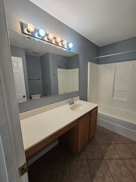Building Photo - 15200 Fern Hollow Ct