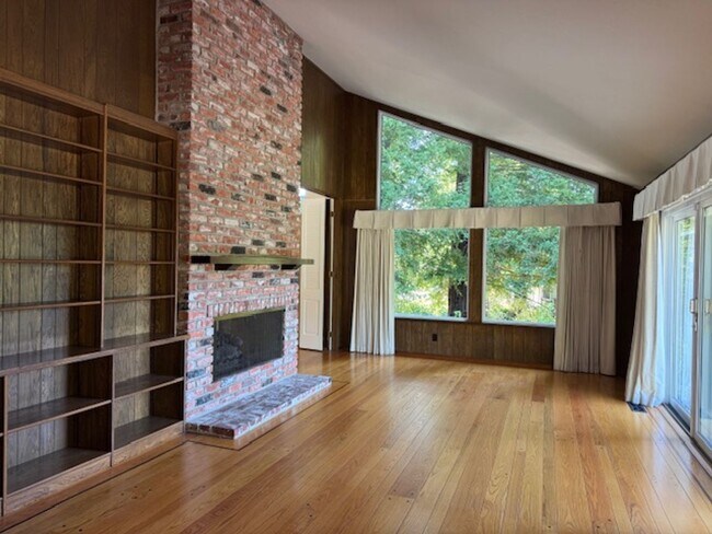 Building Photo - Single level home with pool in Whitegate c...