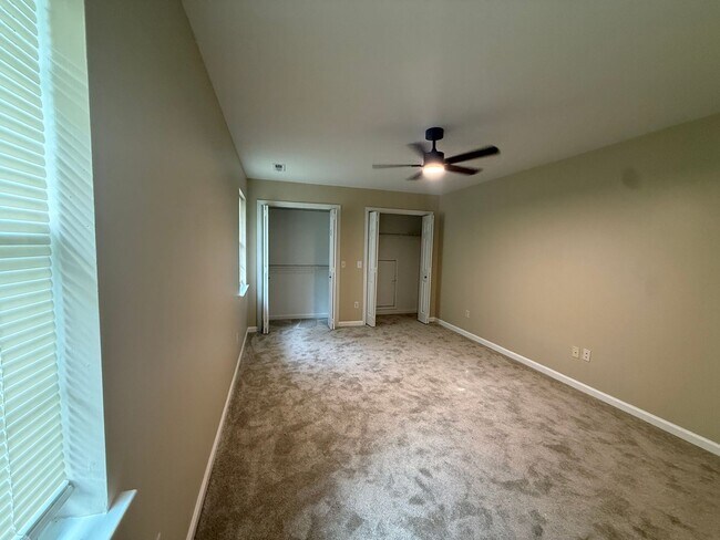 Building Photo - 5500 Misty Valley Dr