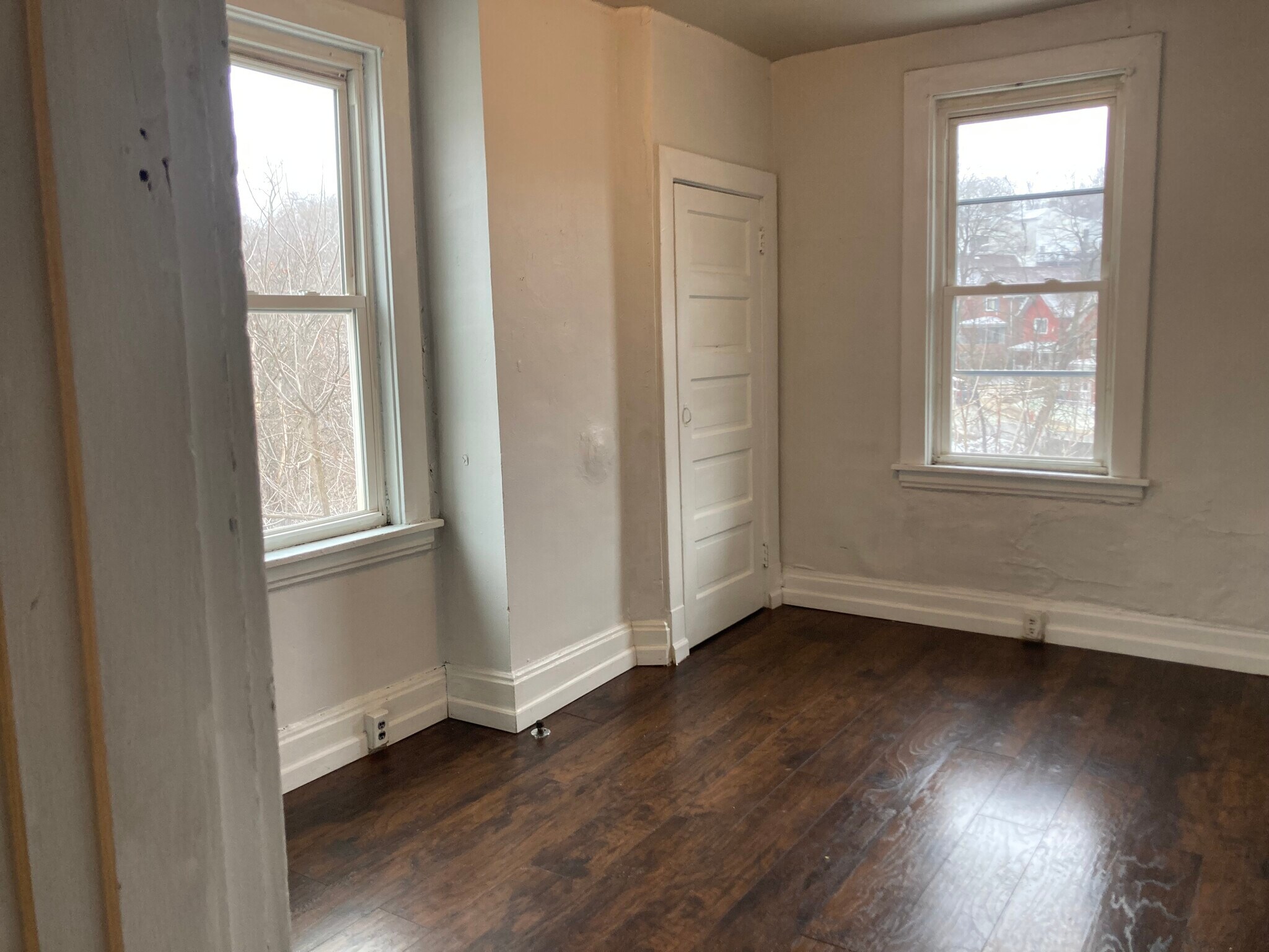 Big, quiet back bedroom - 406 Grace St