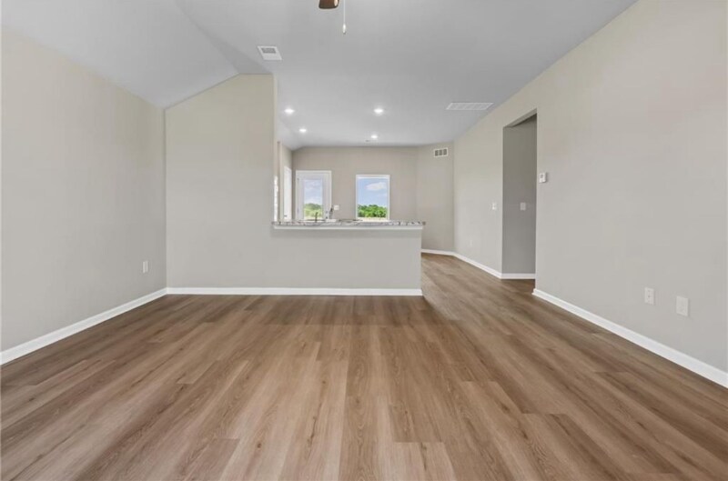 Building Photo - 526 W Fountain Cir