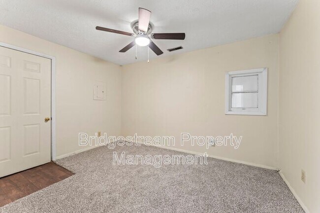 Building Photo - 230 Pat Ln