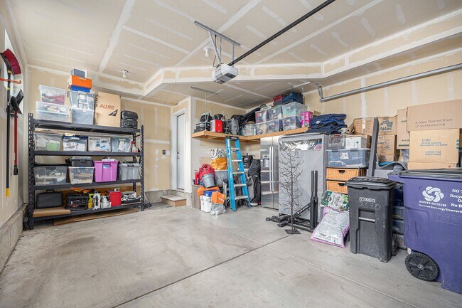 Building Photo - End unit 2bed/2.5 bath plus bonus office/r...
