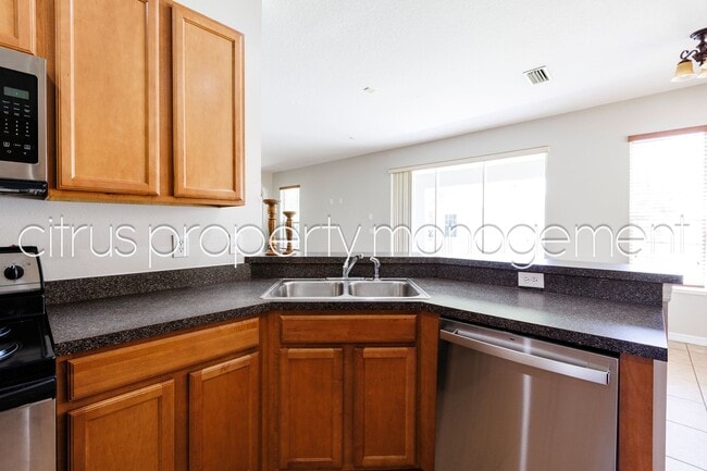 Building Photo - Spacious 4/3 in Independence Available Now!