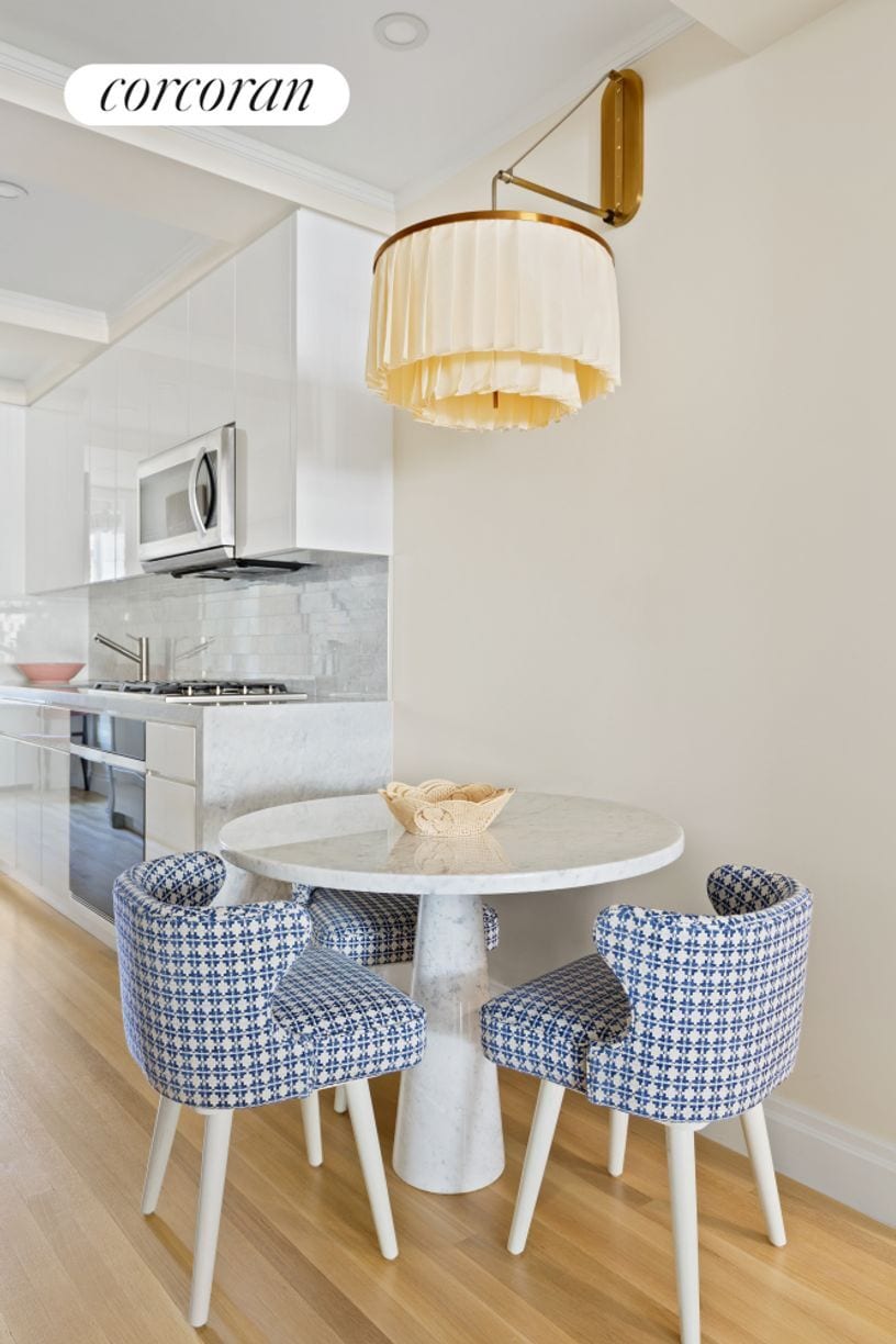 Building Photo - 28 E 10th St