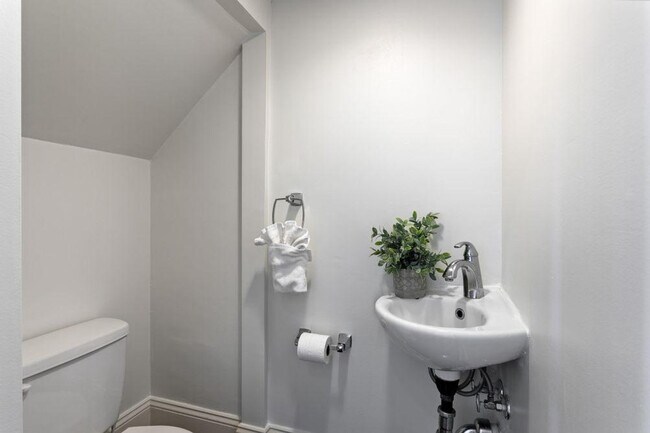 Building Photo - 1501 Robert C. Blakes Sr. Dr