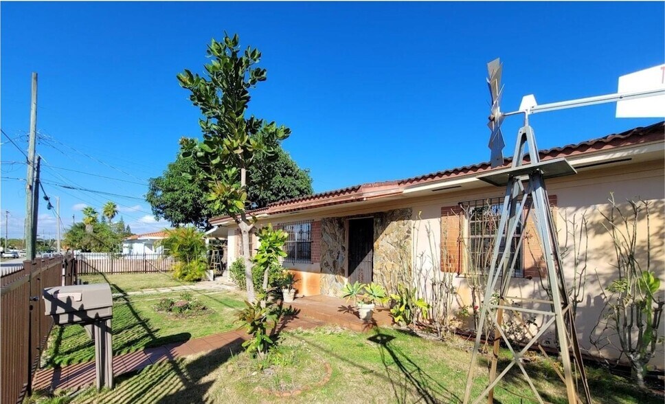 Primary Photo - 5451 SW 5th Ter