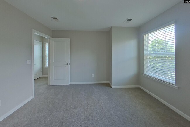 Building Photo - 423 Lanyard Ln