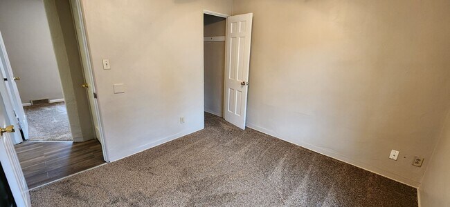 Building Photo - Beaverdale! 2 Bedroom, 1 Bathroom home with detached garage