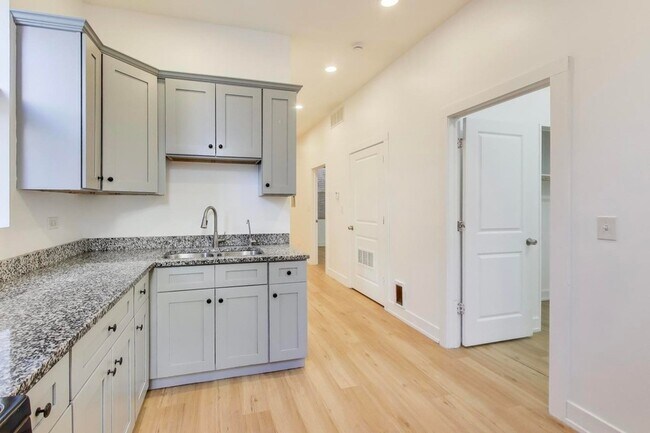 Building Photo - 1908 W 48th St