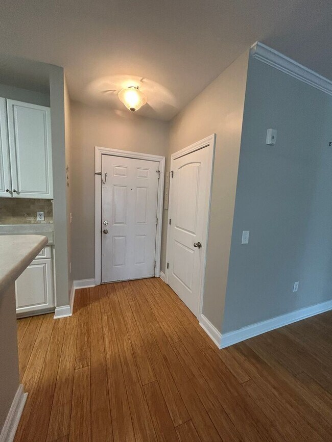 Building Photo - 300 Gateway Condos Dr