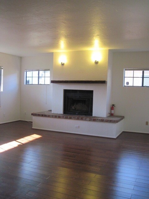 Building Photo - 4076 McLaughlin Ave