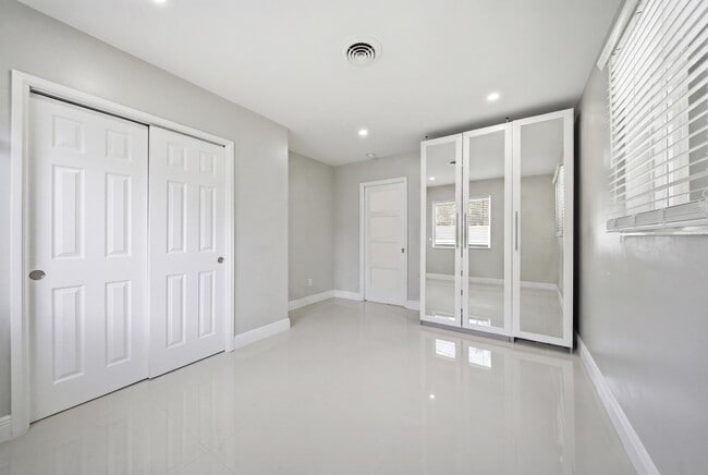 Building Photo - 5031 NE 23rd Terrace