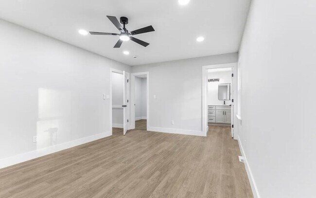 Building Photo - Move in Ready Stunning 4/3 Close To Everything In Greenville!